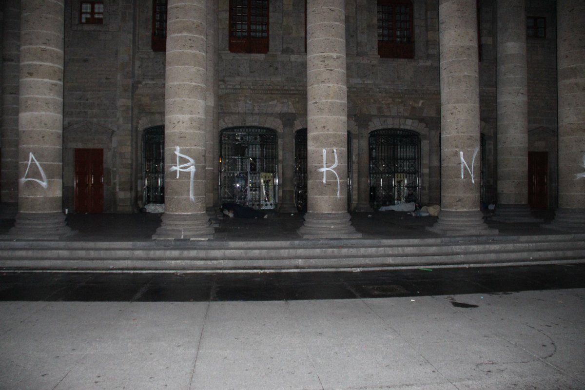 Detienen a menores que vandalizaron el Teatro Degollado - graff-teatro-degollado