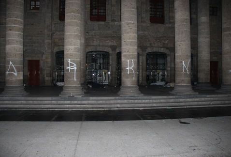 Detienen a menores que vandalizaron el Teatro Degollado