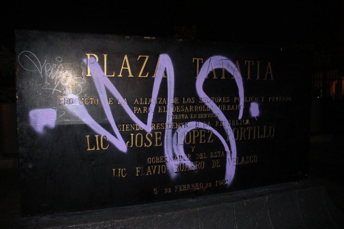 Detienen a menores que vandalizaron el Teatro Degollado - grafi