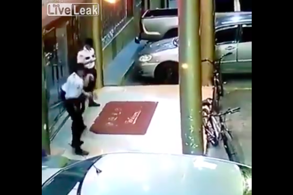 #VIDEO Hombre asesina a su compañero mientras jugaba con arma