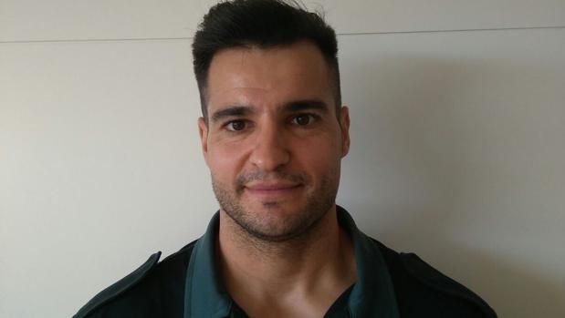 Pretenden suspender a guardia que salvó a hombre en incendio - guardia-civil-spaña