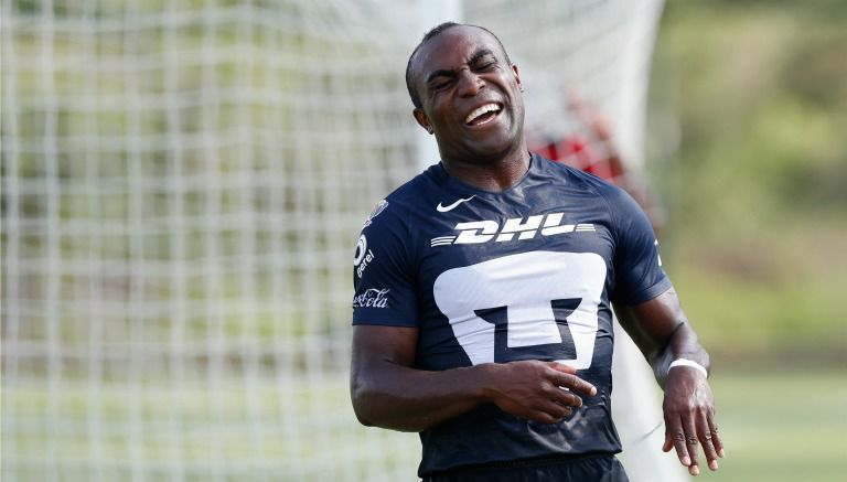 Guerrón presume jerseys piratas de Pumas