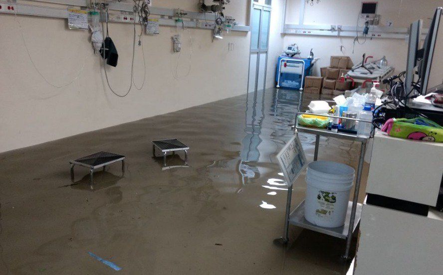 Ante inundación en el Hospital General La Villa, trasladarán a enfermos