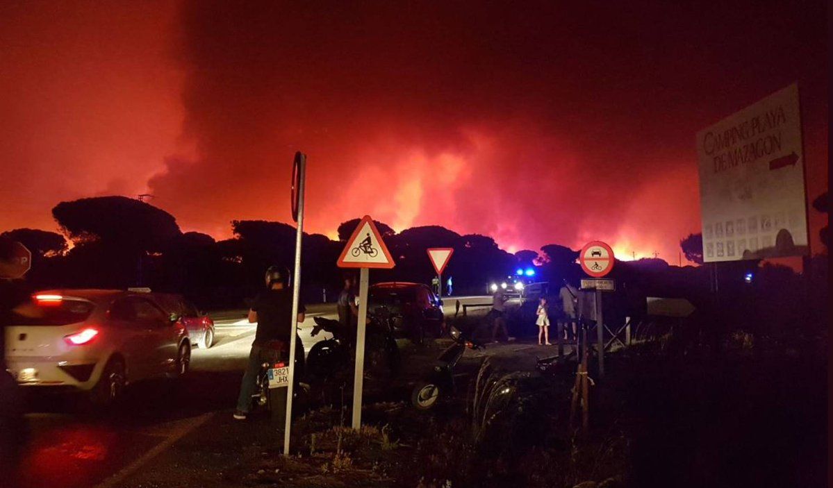 Incendio obliga a evacuar a más de dos mil personas en España - huelva-doñaka