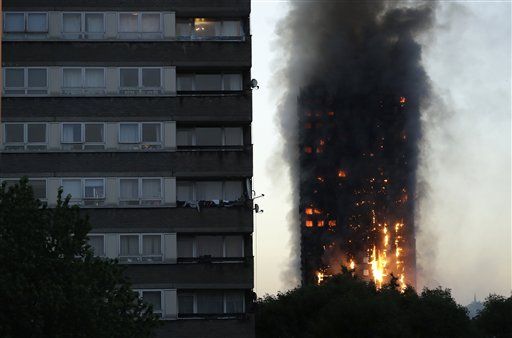 Ya son 12 muertos en Londres por incendio en edificio