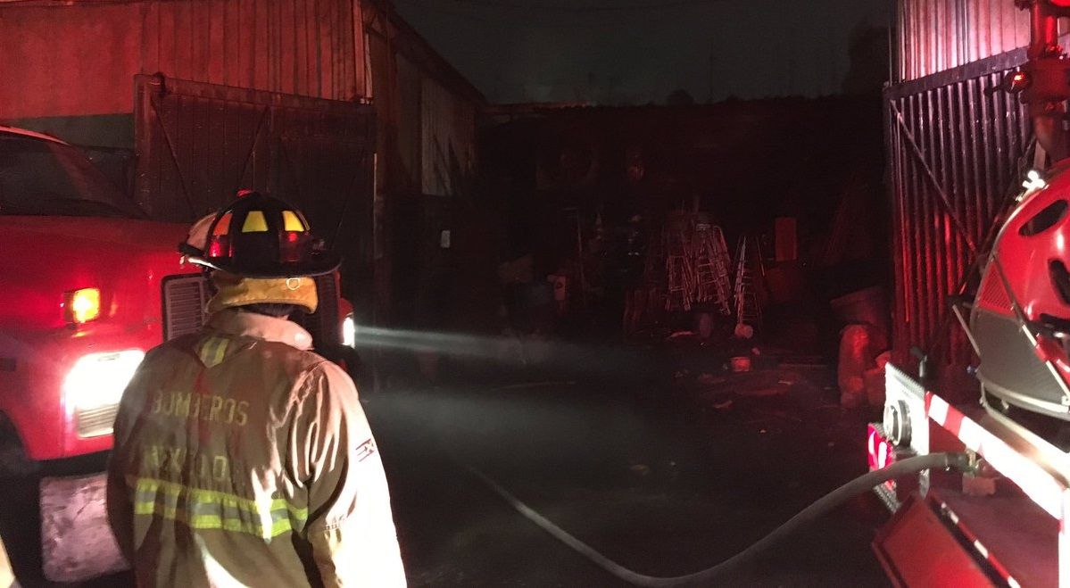 Sofocan incendio en fábrica de pinturas en Iztapalapa