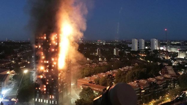 Sería un milagro hallar a alguien con vida en el edificio incendiado: Bomberos de Londres