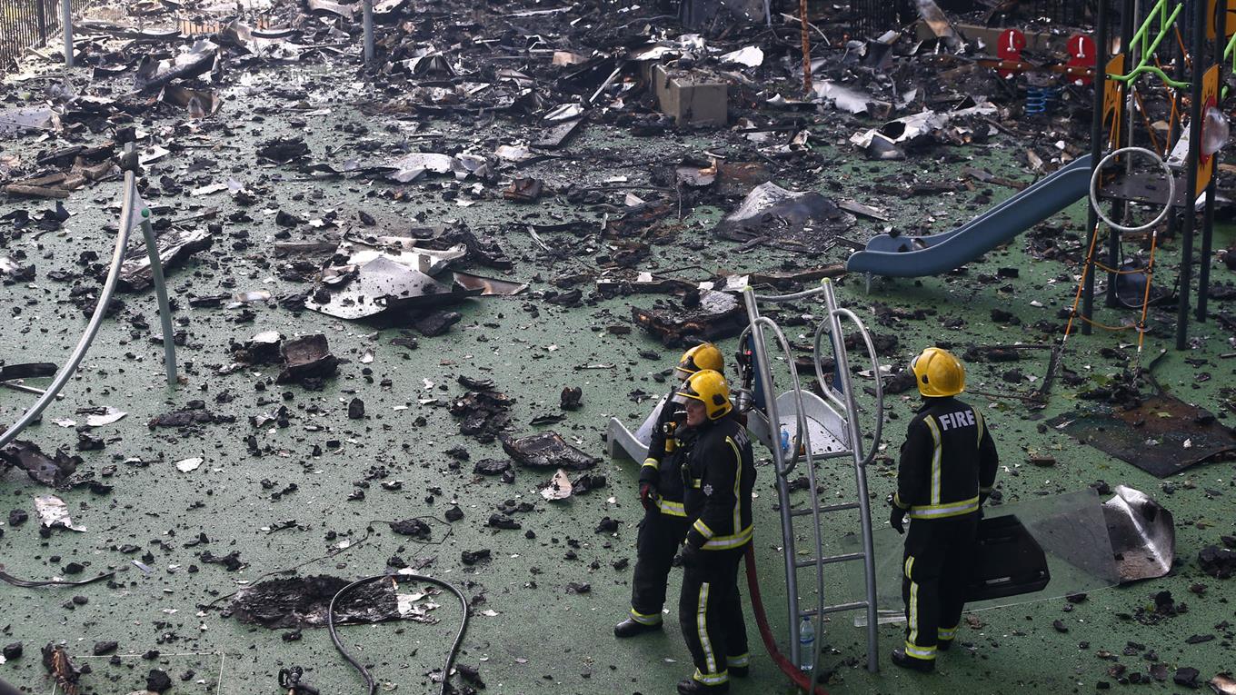 'Lanzaban a los niños por la ventana para salvarlos': testigos - incendio-londres-2