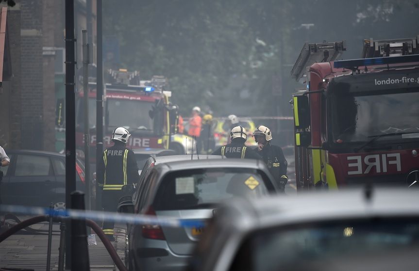 Incendio en edificio al este de Londres - incendio-londres-reuters