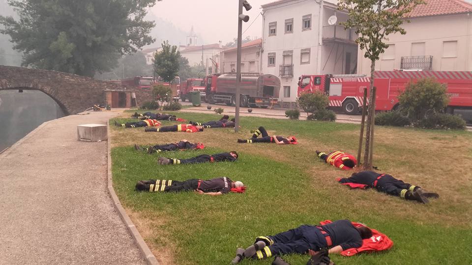 Imágenes del agotamiento de los bomberos por incendios en Portugal