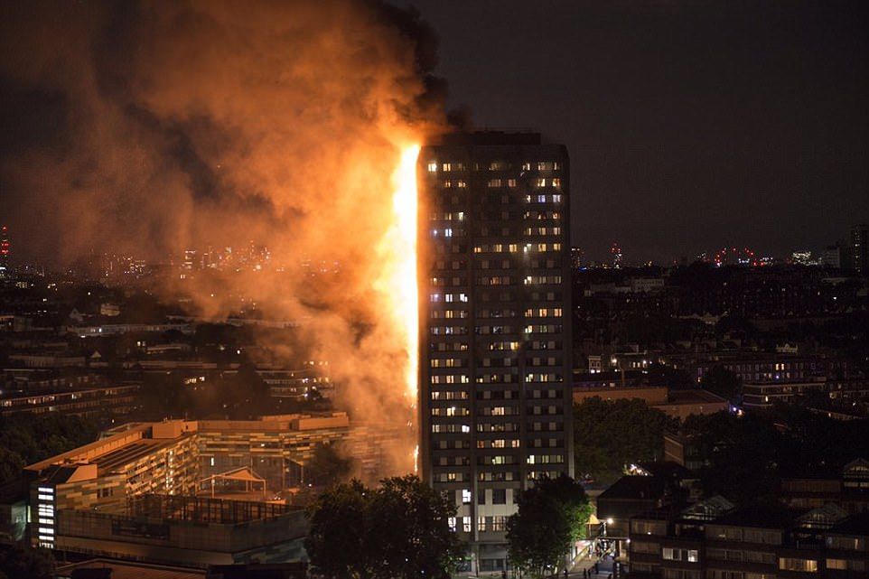 Incendio consume edificio en Londres