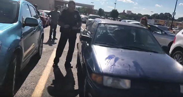 #Video Rescatan a bebé encerrado en auto bajo el rayo del sol - indiana