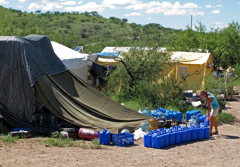 Detienen a cuatro migrantes en campamento humanitario en Arizona - indocumentados1