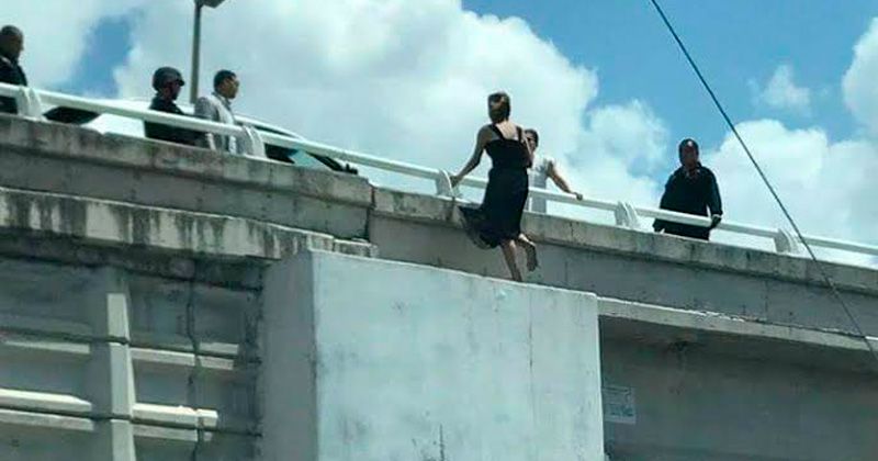 #Video Joven intenta lanzarse de puente en Reynosa