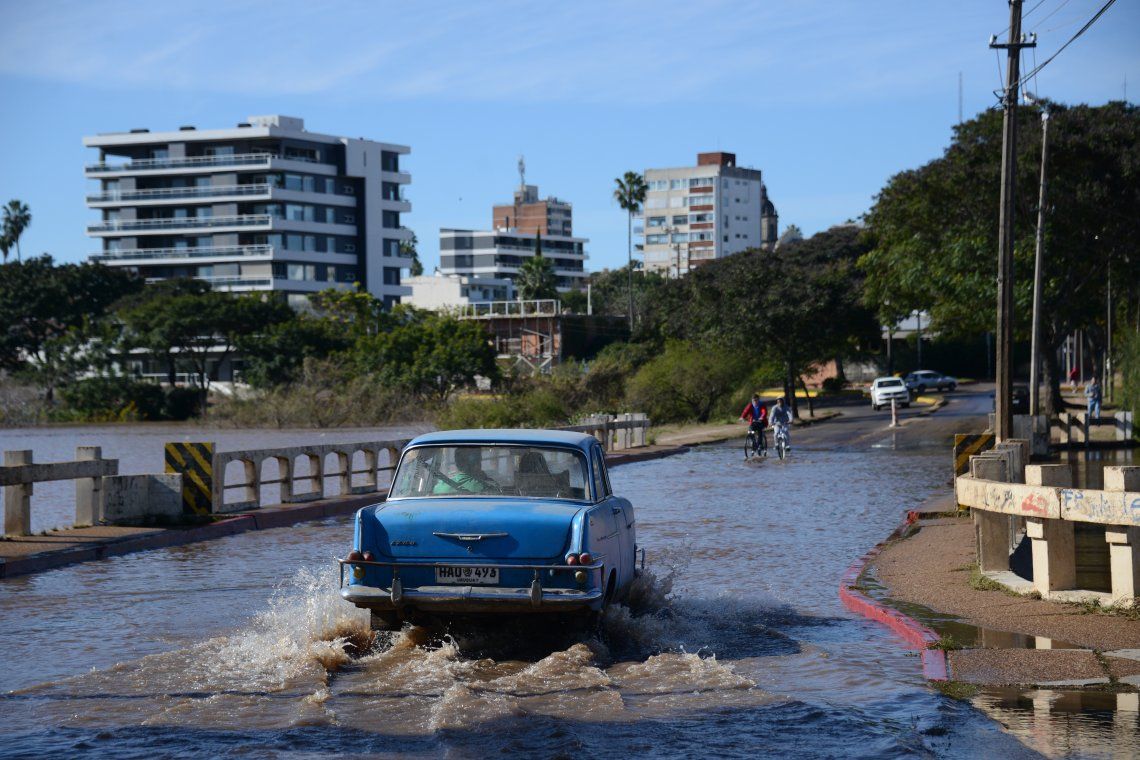 Más de seis mil evacuados por las lluvias en Uruguay - inundaciones-uruguay-2