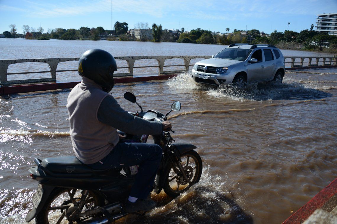 Más de seis mil evacuados por las lluvias en Uruguay - inundaciones-uruguay-3