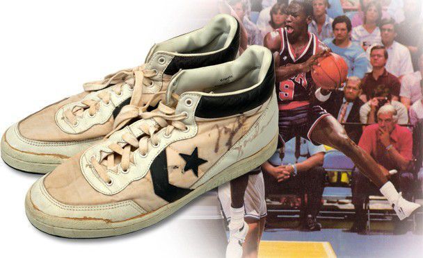 Subastan tenis usados por Michael Jordan en 190 mil dólares