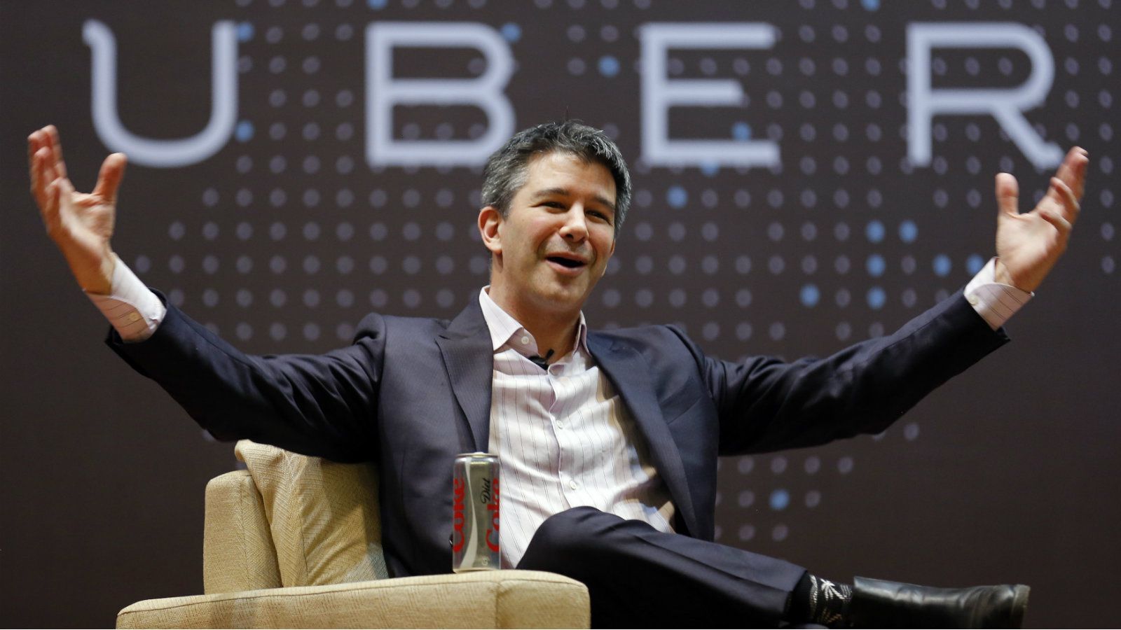 Renuncia Travis Kalanick como director general de Uber