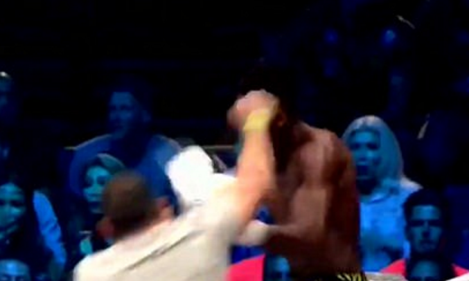 #Video Espectadores atacan a kick-boxer tras pelea