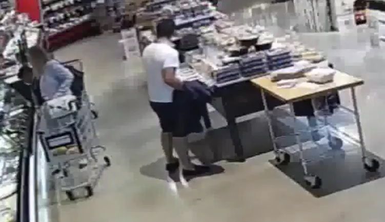 #Video Mujer impide que ladrón robe su cartera