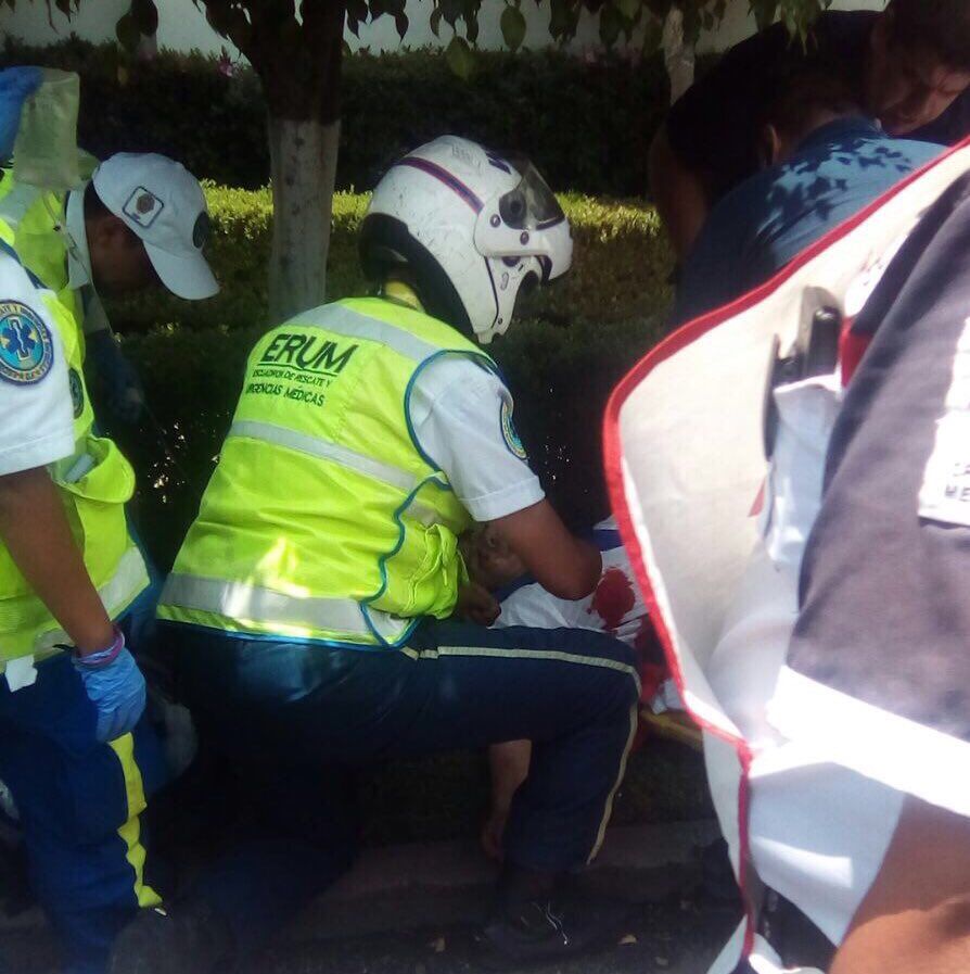 Arrojan a hombre desde vehículo en movimiento en la Del Valle
