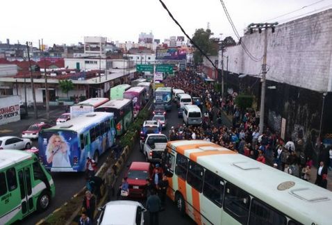 Transportistas aprovechan cierre de Línea 7 para cobrar altos precios
