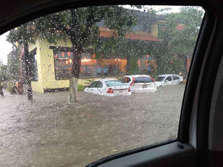 Lluvia torrencial inunda Tuxtla Gutiérrez