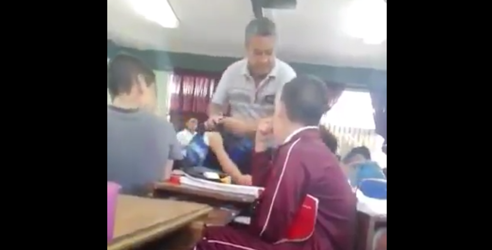 #Video Maestro agrede a alumno en escuela de León