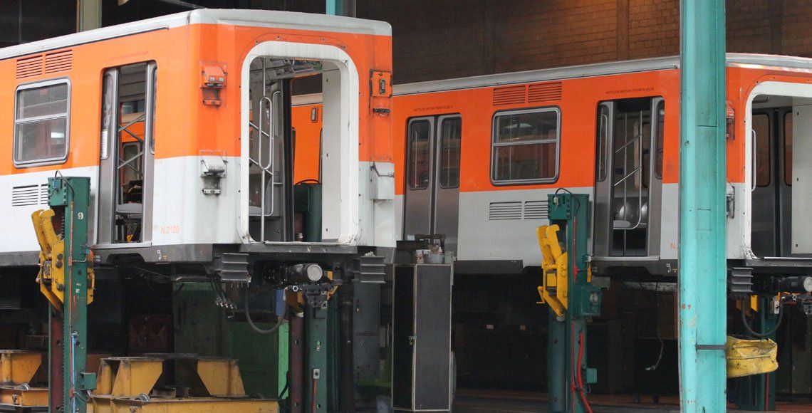 Dan mantenimiento a trenes del Metro