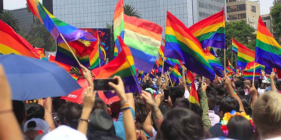 Marchan por el orgullo gay en Reforma