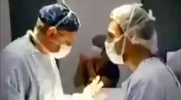 #Video Médicos celebran triunfo de Chile en plena operación