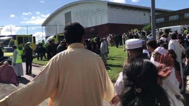 Automóvil arrolla a multitud en Newcastle. Hay seis heridos - meezquita-newcastle