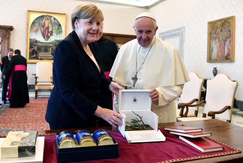 Papa Francisco insta a Merkel a luchar por acuerdo climático de París - merkel-papa