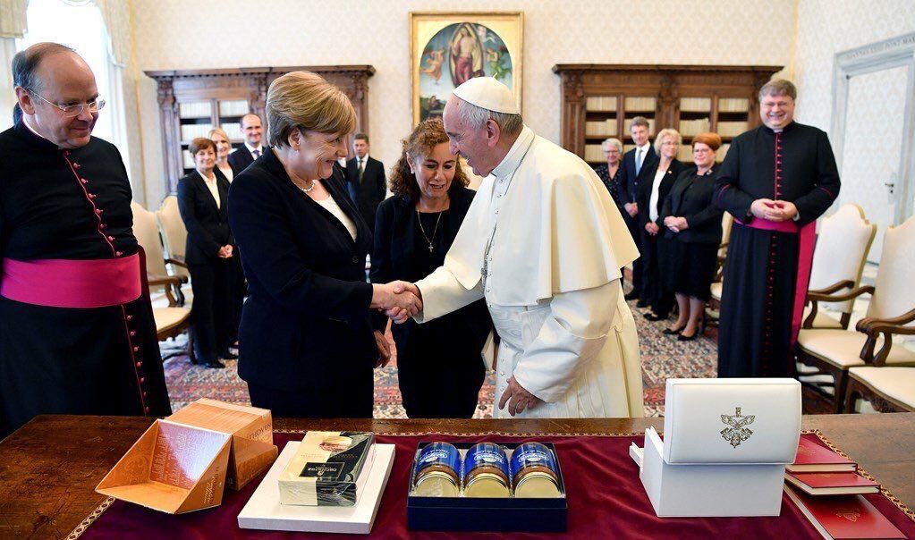 Papa Francisco insta a Merkel a luchar por acuerdo climático de París