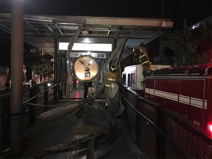 Cierran estación Xola del Metrobús por daños en el techo