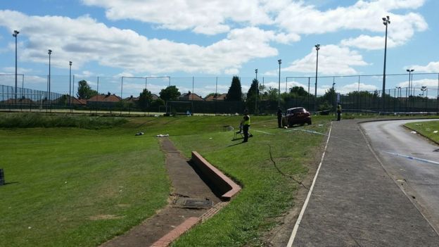 Automóvil arrolla a multitud en Newcastle. Hay seis heridos - mezquita-newcastle-3