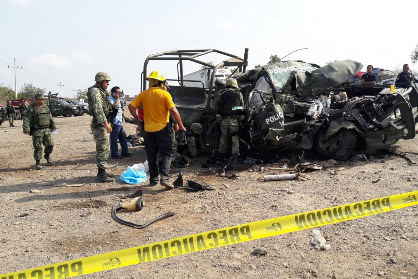 Mueren dos militares en accidente en Sinaloa - militar-camioneta