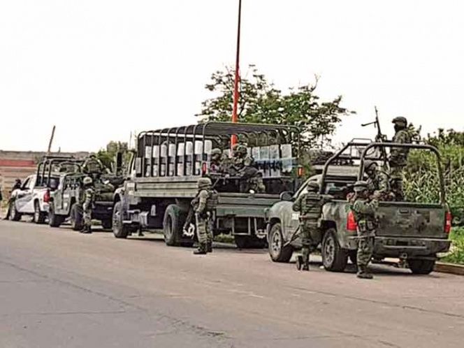 Encuentran 50 vehículos para transportar combustible robado en Puebla - militares-2