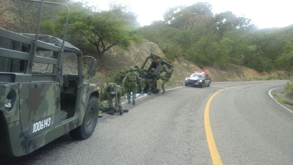 Vuelca vehículo militar en Oaxaca