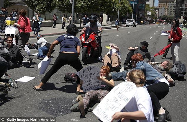 #Video Motociclista irrumpe manifestación contra Trump en San Francisco