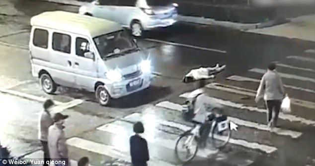 #Viral Atropellan a mujer en China, nadie la ayuda y vuelven a arrollarla