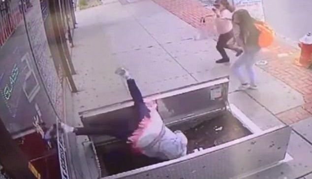 #Video Mujer sufre aparatosa caída por revisar su teléfono celular