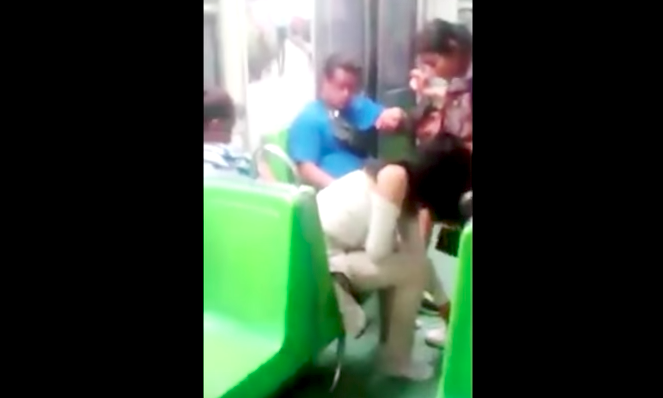 Video: joven regala sus zapatos a mujer en el Metro de la Ciudad de México