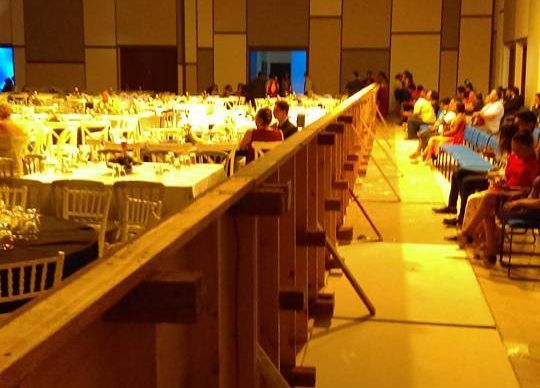 Levantan muro en graduación en Cozumel para separar a invitados