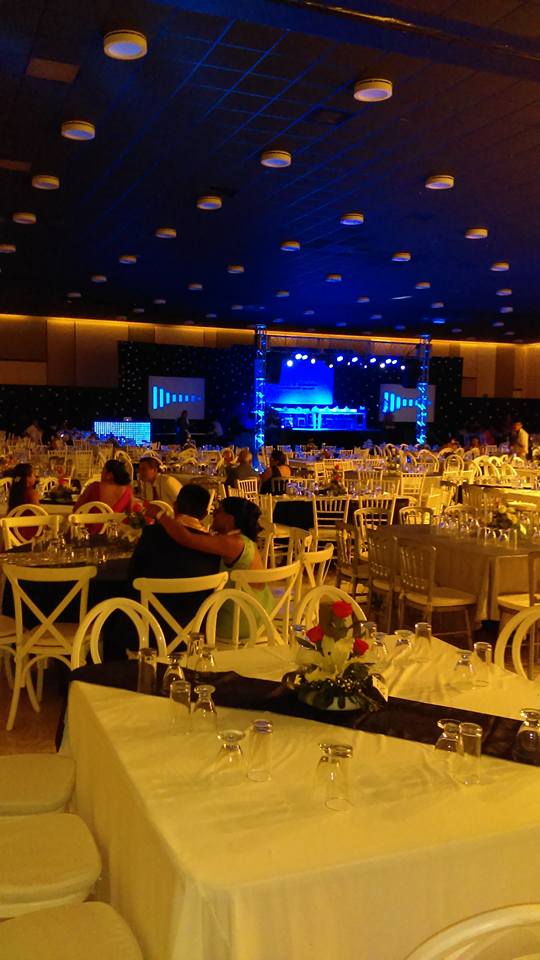 Levantan muro en graduación en Cozumel para separar a invitados - muro-cozumel-2