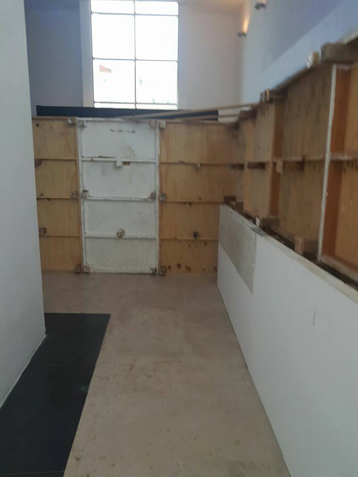 Levantan muro en graduación en Cozumel para separar a invitados - muro-cozumel-3