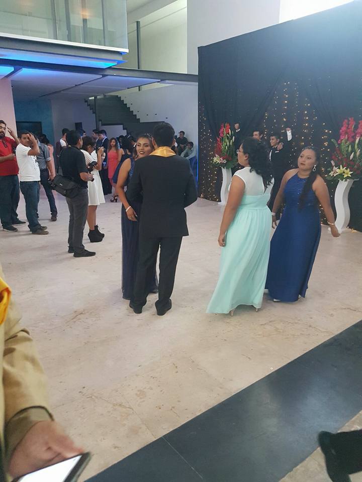 Levantan muro en graduación en Cozumel para separar a invitados - muro-cozumel-4