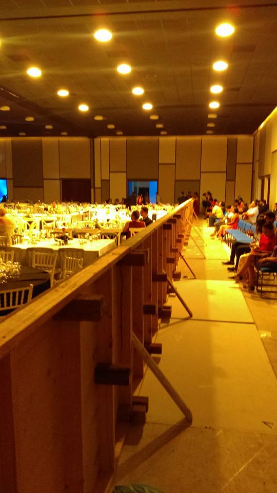 Levantan muro en graduación en Cozumel para separar a invitados - muro-cozumel