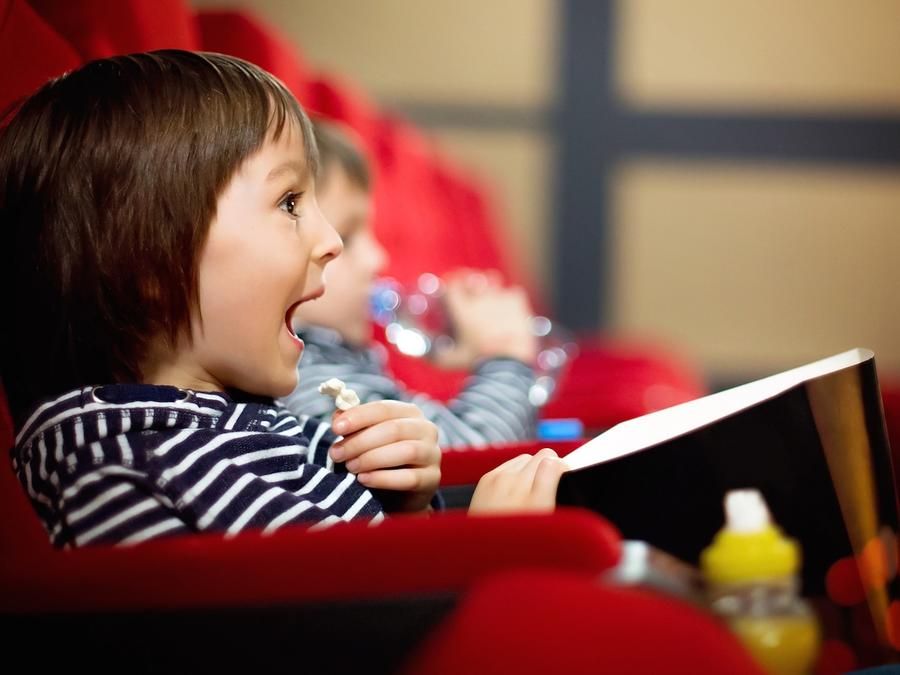 Prohíben la entrada de niños menores de tres años a las salas de cine en Mazatlán - niño-cine