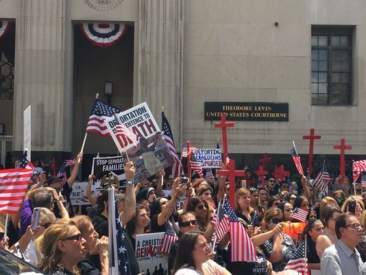 Iraquíes detenidos por ICE podrán estar dos semanas más en EE.UU. Iraquíes detenidos por ICE podrán estar dos semanas más en EE.UU.